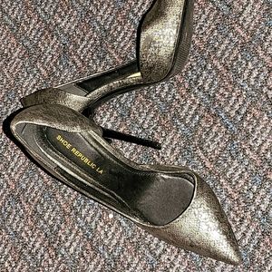 Snake skin pointy toe heels